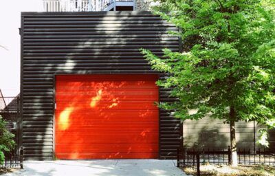 ¿Cómo ajustar una puerta seccional del garaje?