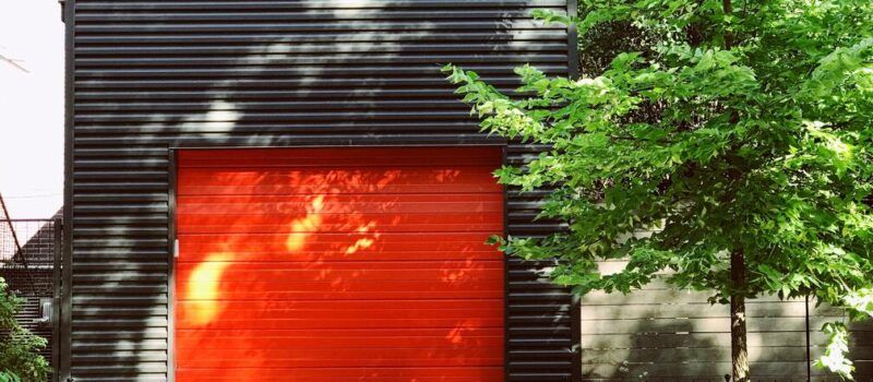 ¿Cómo ajustar una puerta seccional del garaje Barcelona?